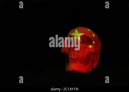 Crâne blanc isolé sur fond noir Uni avec le drapeau national chinois projeté dessus. Banque D'Images