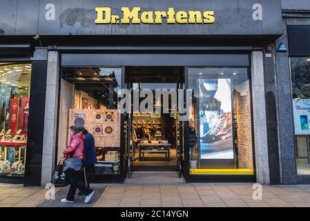 Le magasin Dr Martens situé sur Princes Street dans le quartier de New Town à Édimbourg, la capitale de l'Écosse, une partie du Royaume-Uni Banque D'Images