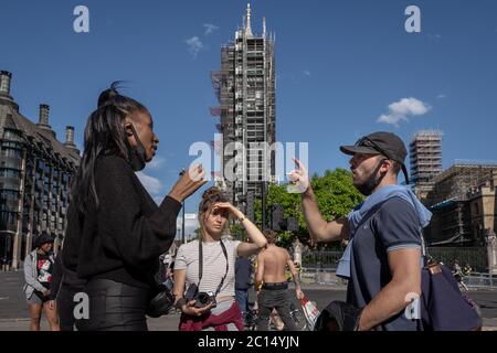 Londres, Royaume-Uni. 13 juin 2020. Débat conflictuel entre un défenseur de la vie noire (L) et un nationaliste protestant (R). Des milliers de partisans nationalistes, d'extrême droite et de fous de football se réunissent à Westminster pour protester contre le retrait et la couverture récents de statues et de monuments commémoratifs, notamment Winston Churchill sur la place du Parlement. La police et la presse ont fréquemment attaqué avec plus de 100 arrestations enregistrées. Crédit : Guy Corbishley/Alamy Live News Banque D'Images