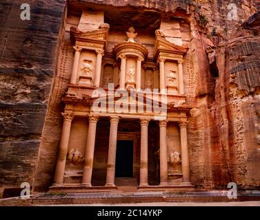 Façade magnifique et célèbre à Petra Jordan, le trésor ou Al Khazna Banque D'Images