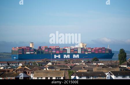 HMM Algeciras, le plus grand navire à conteneurs du monde, passe devant l'île Canvey dans l'Essex, alors qu'elle arrive au Royaume-Uni pour la première fois. Banque D'Images