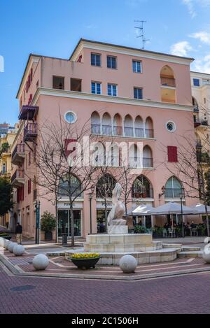 Petite place avec la bijouterie Purrl Gallery et le restaurant Paname dans le quartier résidentiel haut de gamme de Saifi Village situé à Beyrouth, Liban Banque D'Images