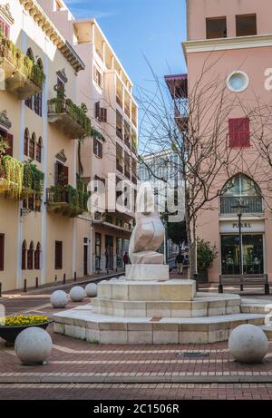 Petite place avec la bijouterie Purrl Gallery et fontaine dans le quartier résidentiel haut de gamme de Saifi Village situé à Beyrouth, Liban Banque D'Images