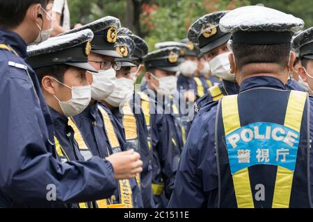 Tokyo, Japon. 14 juin 2020. Des policiers sont déployés alors que des manifestants se rassemblent pour protester contre le racisme et la violence par la police lors du rassemblement de Black Lives Matter dans le district de Shibuya à Tokyo. Quelques centaines de manifestants ont participé à un rassemblement en réponse à la mort de George Floyd, tué par la brutalité et le racisme de la police à Minneapolis. Credit: Rodrigo Reyes Marin/ZUMA Wire/Alay Live News Banque D'Images