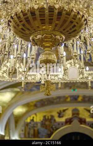 Belgrade / Serbie - 9 juin 2019 : immense lustre doré dans la crypte de l'église Saint-Sava, église orthodoxe serbe à Belgrade, Serbie, decora Banque D'Images