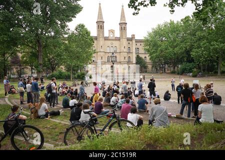 Berlin, Allemagne. 14 juin 2020. De nombreuses personnes participent à un rassemblement de l'initiative 'Deutsche Wohnen enteignen'. L'initiative veut organiser un référendum sur l'expropriation des grandes sociétés de logement. Credit: Jörg Carstensen/dpa/Alay Live News Banque D'Images