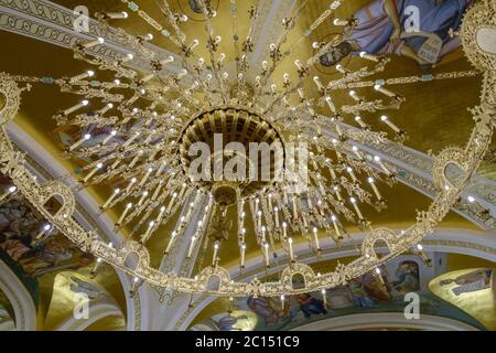 Belgrade / Serbie - 9 juin 2019 : immense lustre doré dans la crypte de l'église Saint-Sava, église orthodoxe serbe à Belgrade, Serbie, decora Banque D'Images