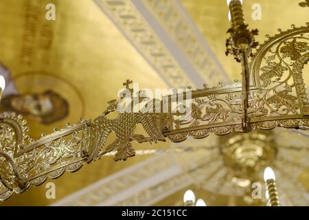 Belgrade / Serbie - 9 juin 2019 : immense lustre doré dans la crypte de l'église Saint-Sava, église orthodoxe serbe à Belgrade, Serbie, decora Banque D'Images