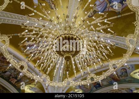 Belgrade / Serbie - 9 juin 2019 : immense lustre doré dans la crypte de l'église Saint-Sava, église orthodoxe serbe à Belgrade, Serbie, decora Banque D'Images