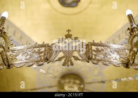 Belgrade / Serbie - 9 juin 2019 : immense lustre doré dans la crypte de l'église Saint-Sava, église orthodoxe serbe à Belgrade, Serbie, decora Banque D'Images