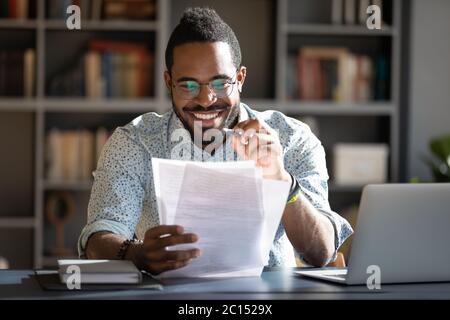 Un étudiant africain, Guy Do tests, prépare pour les examens d'entrée Banque D'Images