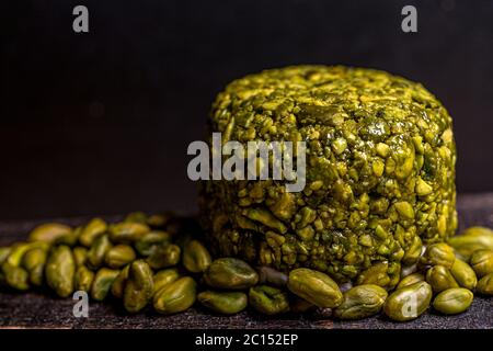 Boules de fromage de chèvre enveloppées de pistache. Fromage sur fond noir. Dîner traditionnel. Photo de haute qualité Banque D'Images