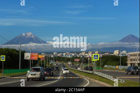 Petropavlovsk-Kamchatsky ville sur l'arrière-plan de volcans Avachinsky Koryaksky et Banque D'Images