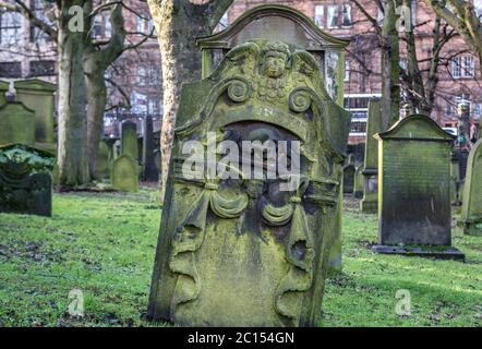 De vieilles tombes sur un cimetière de l'église paroissiale de Saint-Cuthbert à Édimbourg, la capitale de l'Écosse, une partie du Royaume-Uni Banque D'Images