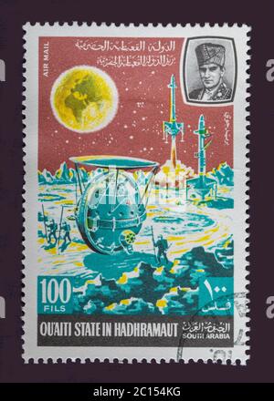 Un des sept timbres-poste Vintage annulés de l'État de Quaiti ou de l'Arabie du Sud. Timbre Circa 1969 présentant des scènes de l'exploration de l'espace Banque D'Images