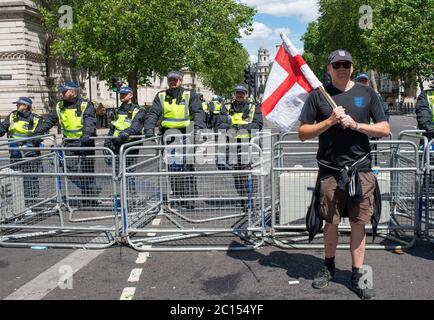 Des policiers anti-émeutes à Whitehall sont derrière les barrières, empêchant les supporters de la Grande-Bretagne d'entrer en conflit avec les Black Lives, qui comptent des manifestants anti-racisme. Banque D'Images