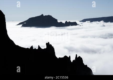 Sur la falaise de montagne, vue sur la brume. Sentier de randonnée au point le plus élevé de Madère - Pico Ruivo Banque D'Images