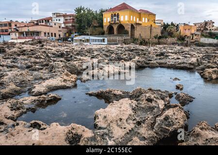 Côte rocheuse dans le port de la ville de Batroun dans le nord du Liban et une des plus anciennes villes du monde Banque D'Images