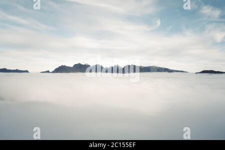 panorama de la ville. Un lever de soleil fantastique et rêveur sur les montagnes rocheuses avec vue sur la vallée brumeuse en contrebas. Nuages brumeux au-dessus de la forêt. Banque D'Images