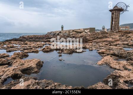 Vieux phare dans le port de la ville de Batroun dans le nord du Liban et une des plus anciennes villes du monde Banque D'Images