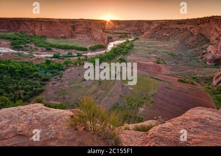 Les champs agricoles du Canyon de Chelly de Tsegi surplombent au lever du soleil, le monument national du Canyon de Chelly, réserve indienne Navajo, Arizona, États-Unis Banque D'Images