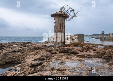 Vieux phare dans le port de la ville de Batroun dans le nord du Liban et une des plus anciennes villes du monde Banque D'Images