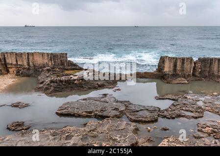 Ancien mur phénicien dans la ville de Batroun, au nord du Liban, et l'une des plus anciennes villes du monde Banque D'Images