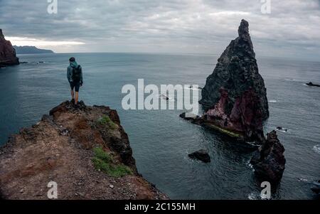 Aventurier Homme appréciant le paysage pendant une journée ensoleillée. Randonnée à l'île de Madère : excursion de randonnée à Ponta Sao Lourenco Banque D'Images