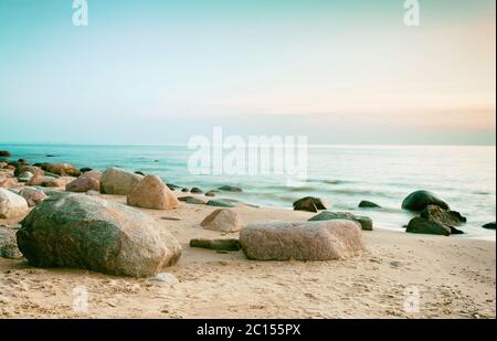 Magnifique coucher de soleil sur la plage rocheuse. Concept de paysage incroyable. Banque D'Images