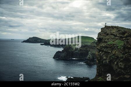 Aventurier Homme appréciant le paysage pendant une journée ensoleillée. Randonnée à l'île de Madère : excursion de randonnée à Ponta Sao Lourenco Banque D'Images