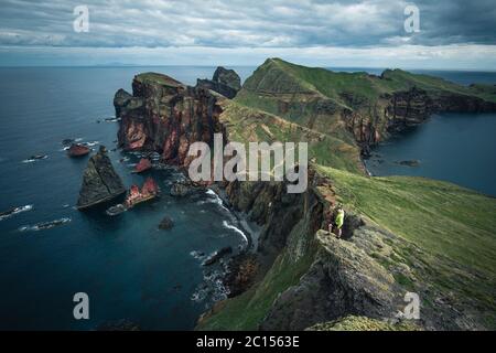 Vue aérienne de la plage sauvage et des falaises de Ponta de Sao Lourenco, îles de Madère, Portugal Banque D'Images