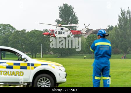 Cooper Park, Elgin, Moray, Royaume-Uni. 13 juin 2020. ROYAUME-UNI. Il s'agit d'un hélicoptère HMCG (Coastguard) au départ d'Inverness Landing et au départ de Cooper Park à Elgin. La scène d'atterrissage a été dégagée par les Coastguard Ground Teams. Un enfant de 11 ans de la flo a été transporté dans le parc par Ambulance à l'hôpital Dr Grays, à Elgin, et transféré dans l'hélicoptère. L'hélicoptère a ensuite décollé pour l'hôpital Queen Elizabeth de Glasgow. Crédit : JASPERIMAGE/Alamy Live News Banque D'Images