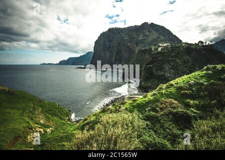 Vue panoramique sur le paysage de la côte Atlantique à Faial, île de Madère, Portugal Banque D'Images