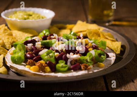 Tortillas mexicaines avec la viande, les haricots rouges, piment jalapeno et nachos chips Banque D'Images