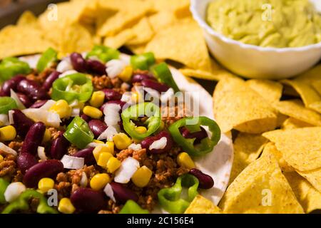 Libre de tortillas mexicaines avec la viande, les haricots rouges, piment jalapeno et nachos chips Banque D'Images