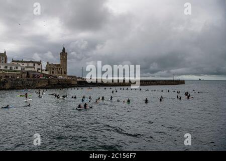 Porthleven Cornwall, la vie noire compte, leur but était de respecter les directives du gouvernement sur la distanciation sociale et de former un cercle. Il y avait une minute de silence suivie d'un hurlement, d'une éclaboussure et d'un hurlement avant de rentrer. Credit: kathleen White/Alay Live News Banque D'Images