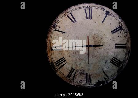 horloge sur fond noir. Banque D'Images