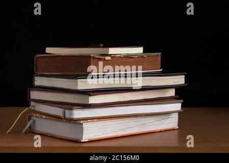 Vieux livres sur un bois. Banque D'Images