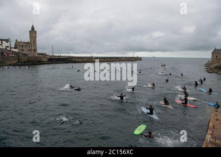 Porthleven Cornwall les vies noires comptent, leur but était de respecter les directives du gouvernement sur la distanciation sociale et de former un cercle. Il y avait une minute de silence suivie d'un hurlement, d'une éclaboussure et d'un hurlement avant de rentrer. Credit: kathleen White/Alay Live News Banque D'Images