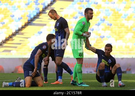 KIEV, UKRAINE - 6 JUIN 2020 : le gardien de but Yevhen passé et les joueurs de Desna Chernihiv réagissent lors du match de la première Ligue ukrainienne contre Shakhtar Donetsk au stade NSC Olympiyski. Desna a perdu 2-3 Banque D'Images