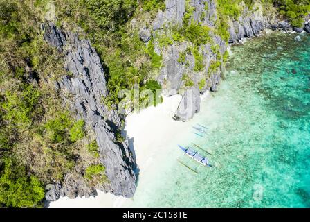 Vue d'en haut, vue aérienne imprenable sur l'île d'Entalula avec une belle plage de sable blanc (plage d'Entalula) baignée par une mer turquoise. Banque D'Images