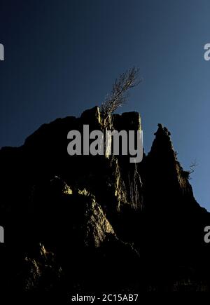 Tôt le matin, le soleil illumine les rochers près de Wenallt Tap, Llanymawddwy Banque D'Images