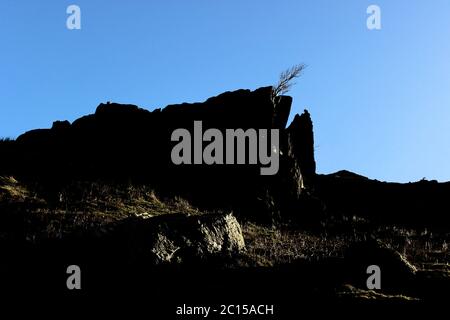 Tôt le matin, le soleil illumine les rochers près de Wenallt Tap, Llanymawddwy Banque D'Images