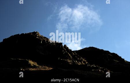 Tôt le matin, le soleil illumine les rochers près de Wenallt Tap, Llanymawddwy Banque D'Images