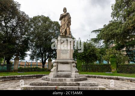 foligno.italy juin 14 2020 : monument à l'extérieur du centre piétonnier de foligno, près du centre sportif de tennis Banque D'Images