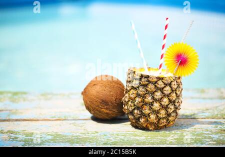 Cocktail ananas exotiques près de la piscine. Pina Colada Banque D'Images