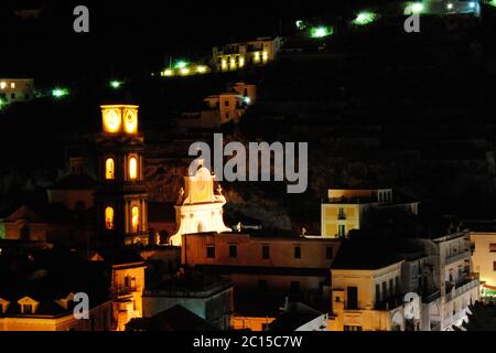 Italie: Vue de nuit de la banquette Minori sur la côte amalfitaine Banque D'Images