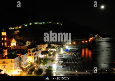 Italie: Vue de nuit de la banquette Minori sur la côte amalfitaine Banque D'Images