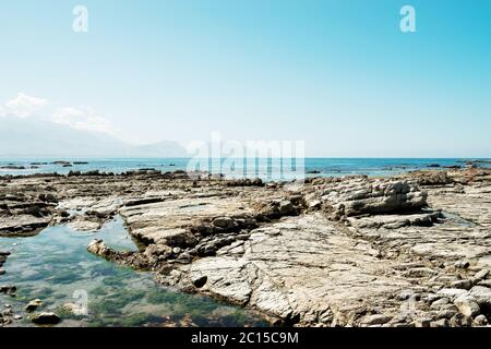 Plage rocheuse vide dans le ciel bleu Banque D'Images