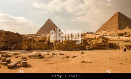 Le célèbre Grand Sphinx de Gizeh et les pyramides d'Egypte Banque D'Images
